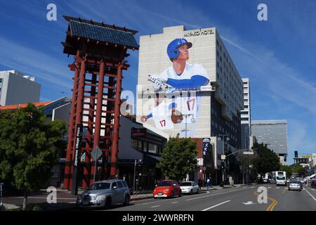 Un murale dei Los Angeles Dodgers designato hitter Shohei Ohtani sul Miyako Hotel nel quartiere Little Tokyo di Los Angeles, lunedì 25 marzo 2024 Foto Stock