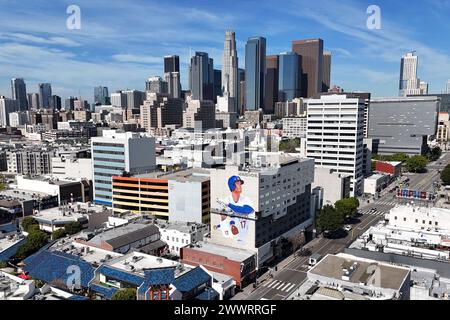 Una vista aerea generale del murale dei Los Angeles Dodgers designato hitter Shohei Ohtani sul Miyako Hotel nel quartiere Little Tokyo di Los Angeles Foto Stock