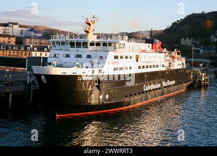 Una veduta del Clansman, uno dei più grandi traghetti della flotta Calendonian MacBrayne, nel porto di Oban, Argyll e Bute, Scozia, Europa. Foto Stock