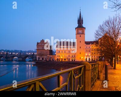 Torre d'acqua della Città Vecchia illuminata sulla Paninsula di Mlynec in prima mattina, Praga, Repubblica Ceca Foto Stock