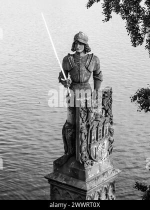 Statua del Cavaliere Bruncvik, o Brunclik, sul Ponte Carlo a Praga, Repubblica Ceca. . Immagine in bianco e nero. Foto Stock