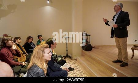 Izmir, Turchia. 25 marzo 2024. Un evento d'arte commemorativo "comprendere Dante" è stato organizzato dal Consolato italiano di Izmir e dall'Associazione Italiana amicizia e cultura di Izmir, con il discorso di apertura del Console italiano di Izmir Daniele Bianchi e la presentazione del traduttore letterario Timur Guda credito: İdil Toffolo/Alamy Live News Foto Stock