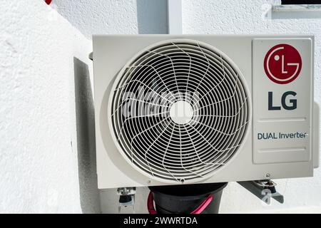 Unità di climatizzazione a doppio invertitore LG montata a parete in un giorno luminoso Foto Stock