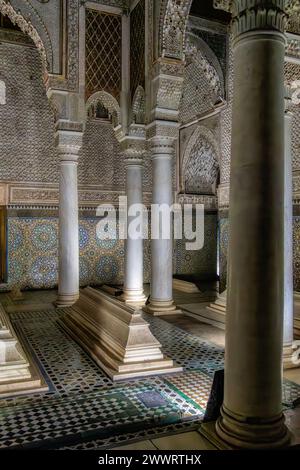 Una necropoli reale della famiglia Saadi, sala centrale delle dodici colonne che ospita la tomba del sultano Ahmed El Mansour, situata in Marocco Foto Stock