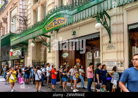 I clienti fanno la fila fuori dal Cafe Tortoni, Avenida de Mayo, Buenos Aires, Argentina. Foto Stock