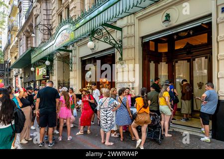 I clienti fanno la fila fuori dal Cafe Tortoni, Avenida de Mayo, Buenos Aires, Argentina. Foto Stock