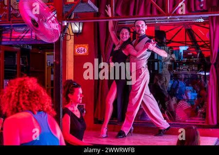 Ballerini di Tango che si esibiscono sulla terrazza di Un ristorante, la Boca, Buenos Aires, Argentina. Foto Stock