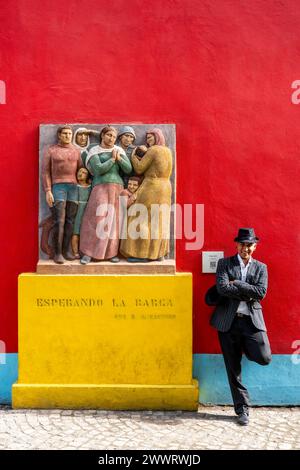 Un ballerino di Tango posa per le foto nel colorato quartiere la Boca, Buenos Aires, Argentina. Foto Stock