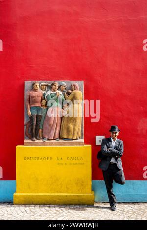 Un ballerino di Tango posa per le foto nel colorato quartiere la Boca, Buenos Aires, Argentina. Foto Stock