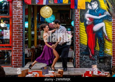 Ballerini di Tango che si esibiscono sulla terrazza di Un ristorante, quartiere la Boca, Buenos Aires, Argentina. Foto Stock