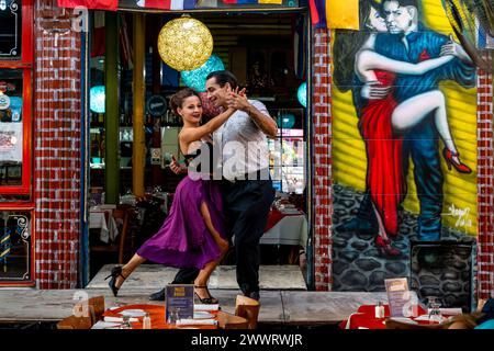 Ballerini di Tango che si esibiscono sulla terrazza di Un ristorante, quartiere la Boca, Buenos Aires, Argentina. Foto Stock