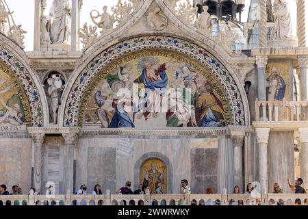 Venezia, Italia - 5 settembre 2022: La basilica di San Marco a Venezia. Italia. Mosaico della facciata superiore i. Foto Stock