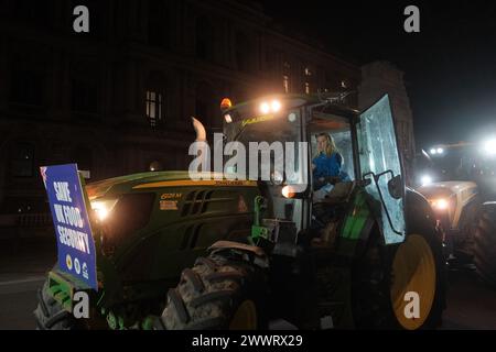 Londra, Inghilterra, Regno Unito. 25 marzo 2024. Gli agricoltori di tutto il paese stanno pianificando una manifestazione di trattori a Westminster per protestare contro le importazioni di cibo a basso costo e chiedere ai politici di proteggere gli elevati standard alimentari britannici negli accordi commerciali. Il gruppo della campagna, Save British Farming (SBF), sta collaborando con il gruppo Farmers for Fairness con sede nel Kent per la dimostrazione dei trattori. Crediti: ZUMA Press, Inc./Alamy Live News Foto Stock