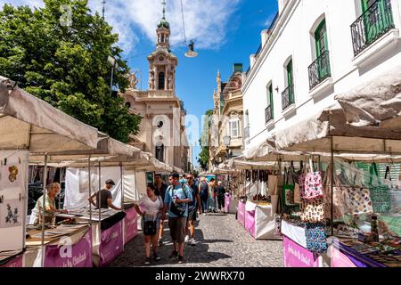 I turisti fanno shopping al mercato domenicale di San Telmo, Buenos Aires, Argentina. Foto Stock