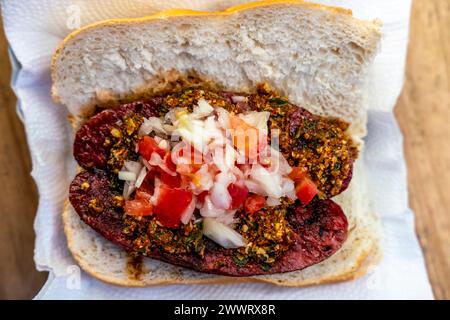 Tipico panino argentino Choripan, Buenos Aires, Argentina. Foto Stock