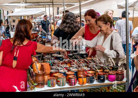 I turisti fanno shopping al mercato domenicale di San Telmo, Buenos Aires, Argentina. Foto Stock