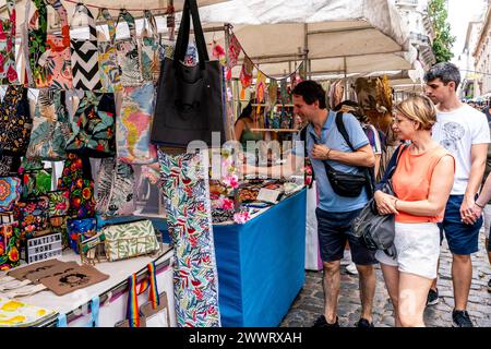 I turisti fanno shopping al mercato domenicale di San Telmo, Buenos Aires, Argentina. Foto Stock