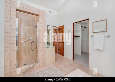 Un bagno piastrellato con pareti e pavimenti esposti Foto Stock