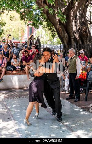 Uno spettacolo di danza di Tango in Plaza Dorrego, quartiere di San Telmo, Buenos Aires, Argentina. Foto Stock
