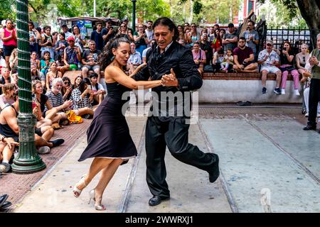 Uno spettacolo di danza di Tango in Plaza Dorrego, quartiere di San Telmo, Buenos Aires, Argentina. Foto Stock