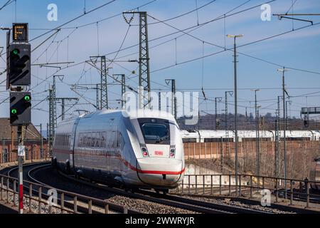 Nach dem Ende Streiks der GDL bei der Deutschen Bahn die Signale Stehe für die meisten Zugverbindungen nach der Einigung zwischen GDL und der Deutschen Bank wieder auf Grün. Hier ein ICE auf der Fahrt von Nürnberg nach München. Nürnberg Bayern Deutschland *** dopo la fine dello sciopero della GDL alla Deutsche Bahn, i segnali sono di nuovo verdi per la maggior parte dei collegamenti ferroviari dopo l'accordo tra la GDL e la Deutsche Bank qui un GHIACCIAIO sul viaggio da Norimberga a Monaco di Baviera Germania 20240309-6V2A5765 Foto Stock