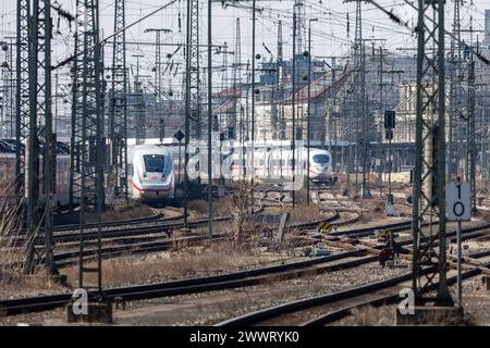 Nach dem Ende Streiks der GDL bei der Deutschen Bahn Nach der Einigung zwischen der Deutschen Bahn und der GDL ist wieder Betrieb auf den Gleisen. Weitere Streiks bleiben somit aus. Nürnberg Bayern Deutschland *** dopo la fine dello sciopero della GDL alla Deutsche Bahn dopo l'accordo tra la Deutsche Bahn e la GDL, i binari sono tornati in funzione, si evitano ulteriori scioperi a Norimberga, Baviera, Germania 20240309-6V2A5760 Foto Stock