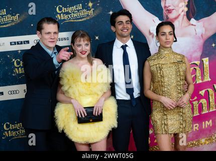 Monaco, Germania. 25 marzo 2024. Max von der Groeben (l-r), attore, Jella Haase, attrice, Mido Kotaini, l'attore, e Gizem Emre, attrice, assistono alla prima del film Chantal im Märchenland al Mathäser Filmpalast. Crediti: Sven Hoppe/dpa/Alamy Live News Foto Stock