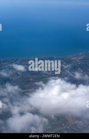 Vista aerea mozzafiato della splendida costa del Portogallo, catturata da un posto vicino al finestrino di un aereo. Bellezza serena dall'alto. Foto Stock