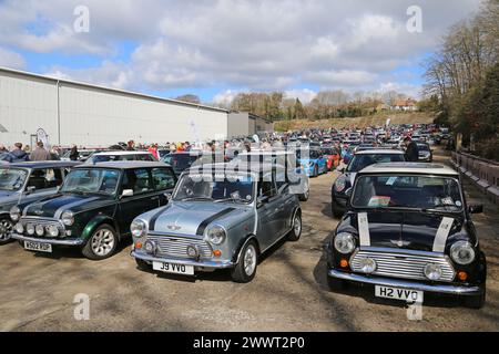 Centinaia di minis diversi sul Finishing Straight, Mini Day, 24 marzo 2024, Brooklands Museum, Weybridge, Surrey, Inghilterra, Regno Unito, Europa Foto Stock