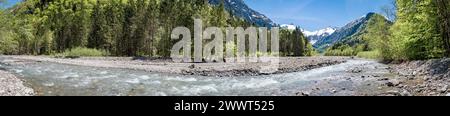 Schöne Landschaften: Gebirgsbach in den Alpen, Panoramaaufnahme. Schmelzwasser führende Wildbäche in den Alpen wie zum Beispiel die Breitachklamm sind eine interessante Sehenswürdigkeit und beliebtes Ausflugsziel - auch an Tagen mit schlechtem Wetter. Es gibt verschiedene Wandertouren entlang solcher Gewässer die dann teils über Stege entlang von Stromschnellen und kleinen Wasserfällen führen. Obersdorf Bayern Deutschland *** splendidi paesaggi torrenti di montagna nelle Alpi, vista panoramica torrenti di acqua dolce nelle Alpi, come la gola di Breitachklamm, sono una vista interessante e popolare Foto Stock