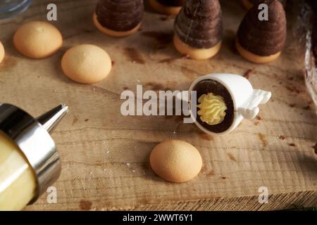 Alveari volanti o nidi di vespa, biscotti di Natale cechi senza cottura, con crema di eggnog Foto Stock