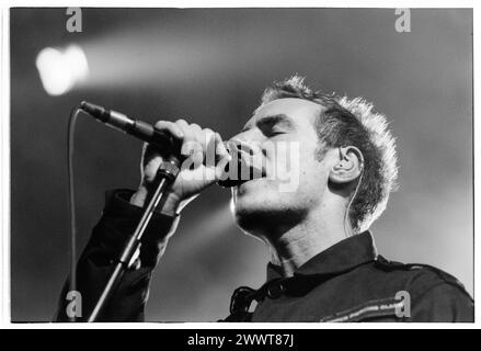 MASSIVE ATTACK, MEZZANINE TOUR, 1998: Robert del Naja (noto anche come 3D) of Massive Attack alla Cardiff International Arena CIA a Cardiff, Galles, Regno Unito il 7 dicembre 1998. La band è in tour con il loro terzo album "Mezzanine". Fotografia: Rob Watkins. INFO: Massive Attack, un collettivo di trip-hop britannico formato a Bristol nel 1988, ha ridefinito la musica elettronica con i loro paesaggi sonori atmosferici e i testi socialmente consapevoli. Il loro stile che sfidava il genere fu un'influenza mondiale sulla scena musicale. Foto Stock