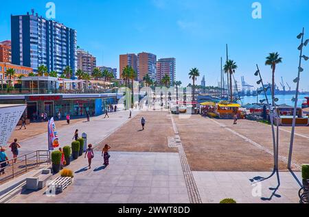 MALAGA, SPAGNA - 28 SETTEMBRE 2019: Porto di Malaga con una serie di negozi e ristoranti sul molo di Muelle uno, Malaga, Spagna Foto Stock