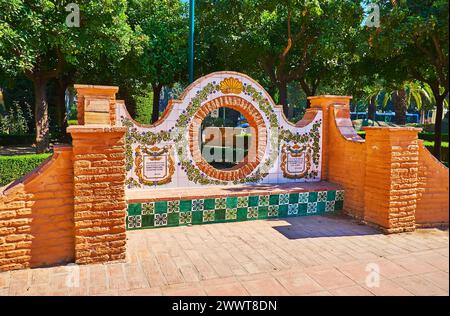 MALAGA, SPAGNA - 28 SETTEMBRE 2019: Panca in stile andaluso con decorazioni piastrellate nei giardini di Pedro Luis Alonso, Malaga, Spagna Foto Stock