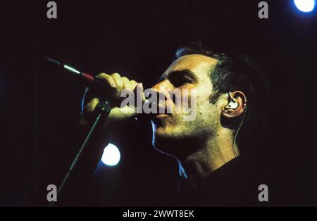 MASSIVE ATTACK, CONCERTO DI ANTEPRIMA MEZZANINO, 1998: Robert del Naja (noto anche come 3D) of Massive Attack al Gloucester Leisure Centre in Inghilterra, Regno Unito, il 14 marzo 1998. La band ha presentato in anteprima le tracce del loro terzo album "Mezzanine" che è stato pubblicato un mese dopo. Fotografia: Rob Watkins. INFO: Massive Attack, un collettivo di trip-hop britannico formato a Bristol nel 1988, ha ridefinito la musica elettronica con i loro paesaggi sonori atmosferici e i testi socialmente consapevoli. Il loro stile che sfidava il genere fu un'influenza mondiale sulla scena musicale. Foto Stock