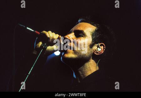 MASSIVE ATTACK, CONCERTO DI ANTEPRIMA MEZZANINO, 1998: Robert del Naja (noto anche come 3D) of Massive Attack al Gloucester Leisure Centre in Inghilterra, Regno Unito, il 14 marzo 1998. La band ha presentato in anteprima le tracce del loro terzo album "Mezzanine" che è stato pubblicato un mese dopo. Fotografia: Rob Watkins. INFO: Massive Attack, un collettivo di trip-hop britannico formato a Bristol nel 1988, ha ridefinito la musica elettronica con i loro paesaggi sonori atmosferici e i testi socialmente consapevoli. Il loro stile che sfidava il genere fu un'influenza mondiale sulla scena musicale. Foto Stock