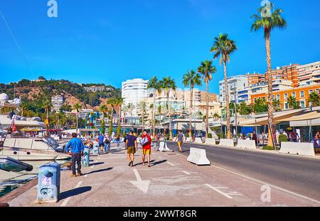 MALAGA, SPAGNA - 28 SETTEMBRE 2019: Il Molo Muelle uno nel porto di Malaga è una popolare destinazione turistica con caffè e boutique, yacht e barche da diporto Foto Stock