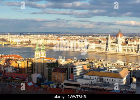 Vista aerea dell'edificio del Parlamento, del Danubio e della città al tramonto a Budapest, Ungheria. Vista ad alto angolo degli edifici e della città Foto Stock