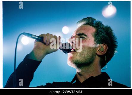 MASSIVE ATTACK, CONCERTO DI ANTEPRIMA MEZZANINO, 1998: Robert del Naja (noto anche come 3D) of Massive Attack al Gloucester Leisure Centre in Inghilterra, Regno Unito, il 14 marzo 1998. La band ha presentato in anteprima le tracce del loro terzo album "Mezzanine" che è stato pubblicato un mese dopo. Fotografia: Rob Watkins. INFO: Massive Attack, un collettivo di trip-hop britannico formato a Bristol nel 1988, ha ridefinito la musica elettronica con i loro paesaggi sonori atmosferici e i testi socialmente consapevoli. Il loro stile che sfidava il genere fu un'influenza mondiale sulla scena musicale. Foto Stock