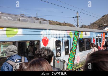 Giappone, Asia, turisti e visitatori sulla piattaforma ferroviaria della stazione ferroviaria di Otsuki che prende il treno per il Monte Fuji, cinque laghi, la stazione di Kawaguchiko Foto Stock