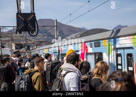 Giappone, Asia, turisti e visitatori sulla piattaforma ferroviaria della stazione ferroviaria di Otsuki che prende il treno per il Monte Fuji, cinque laghi, la stazione di Kawaguchiko Foto Stock