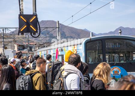 Giappone, Asia, turisti e visitatori sulla piattaforma ferroviaria della stazione ferroviaria di Otsuki che prende il treno per il Monte Fuji, cinque laghi, la stazione di Kawaguchiko Foto Stock