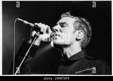 MASSIVE ATTACK, MEZZANINE TOUR, 1998: Robert del Naja (noto anche come 3D) of Massive Attack alla Cardiff International Arena CIA a Cardiff, Galles, Regno Unito il 7 dicembre 1998. La band è in tour con il loro terzo album "Mezzanine". Fotografia: Rob Watkins. INFO: Massive Attack, un collettivo di trip-hop britannico formato a Bristol nel 1988, ha ridefinito la musica elettronica con i loro paesaggi sonori atmosferici e i testi socialmente consapevoli. Il loro stile che sfidava il genere fu un'influenza mondiale sulla scena musicale. Foto Stock