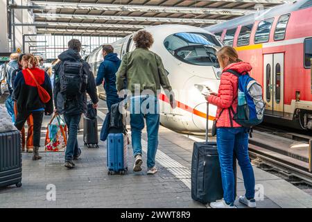 Bahnkunden, ICE im Münchner Hauptbahnhof, 25. März 2024 Deutschland, München, 25. März 2024, Reisende im Münchner Hauptbahnhof eilen zum ICE, keine weiteren Streiks nach Einigung von Lokführergewerkschaft GDL und Deutscher Bahn, Bahnverkehr, Winter, Bayern, *** clienti ferroviari, GHIACCIO alla stazione centrale di Monaco, 25 marzo 2024 Germania, Monaco, 25 marzo, 2024, i viaggiatori della stazione centrale di Monaco si precipitano sul GHIACCIO, nessun ulteriore sciopero dopo l'accordo tra i macchinisti union GDL e Deutsche Bahn, traffico ferroviario, inverno, Baviera, Foto Stock