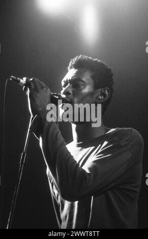 MASSIVE ATTACK, MEZZANINE TOUR, 1998: Grant Marshall (noto anche come Daddy G) of Massive Attack alla Cardiff International Arena CIA a Cardiff, Galles, Regno Unito il 7 dicembre 1998. La band è in tour con il loro terzo album "Mezzanine". Fotografia: Rob Watkins. INFO: Massive Attack, un collettivo di trip-hop britannico formato a Bristol nel 1988, ha ridefinito la musica elettronica con i loro paesaggi sonori atmosferici e i testi socialmente consapevoli. Il loro stile che sfidava il genere fu un'influenza mondiale sulla scena musicale. Foto Stock