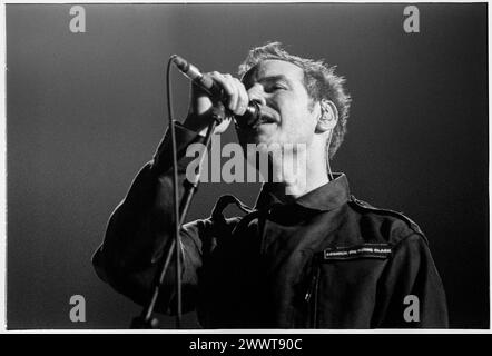 MASSIVE ATTACK, MEZZANINE TOUR, 1998: Robert del Naja (noto anche come 3D) of Massive Attack alla Cardiff International Arena CIA a Cardiff, Galles, Regno Unito il 7 dicembre 1998. La band è in tour con il loro terzo album "Mezzanine". Fotografia: Rob Watkins. INFO: Massive Attack, un collettivo di trip-hop britannico formato a Bristol nel 1988, ha ridefinito la musica elettronica con i loro paesaggi sonori atmosferici e i testi socialmente consapevoli. Il loro stile che sfidava il genere fu un'influenza mondiale sulla scena musicale. Foto Stock