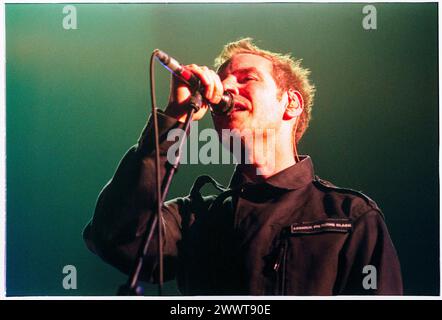 MASSIVE ATTACK, MEZZANINE TOUR, 1998: Robert del Naja (noto anche come 3D) of Massive Attack alla Cardiff International Arena CIA a Cardiff, Galles, Regno Unito il 7 dicembre 1998. La band è in tour con il loro terzo album "Mezzanine". Fotografia: Rob Watkins. INFO: Massive Attack, un collettivo di trip-hop britannico formato a Bristol nel 1988, ha ridefinito la musica elettronica con i loro paesaggi sonori atmosferici e i testi socialmente consapevoli. Il loro stile che sfidava il genere fu un'influenza mondiale sulla scena musicale. Foto Stock