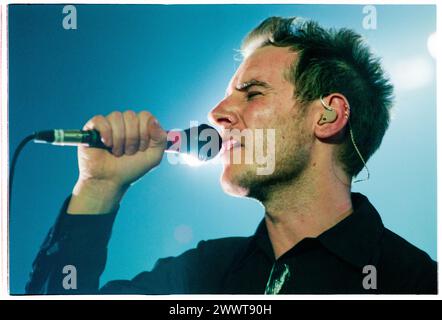 MASSIVE ATTACK, CONCERTO DI ANTEPRIMA MEZZANINO, 1998: Robert del Naja (noto anche come 3D) of Massive Attack al Gloucester Leisure Centre in Inghilterra, Regno Unito, il 14 marzo 1998. La band ha presentato in anteprima le tracce del loro terzo album "Mezzanine" che è stato pubblicato un mese dopo. Fotografia: Rob Watkins. INFO: Massive Attack, un collettivo di trip-hop britannico formato a Bristol nel 1988, ha ridefinito la musica elettronica con i loro paesaggi sonori atmosferici e i testi socialmente consapevoli. Il loro stile che sfidava il genere fu un'influenza mondiale sulla scena musicale. Foto Stock