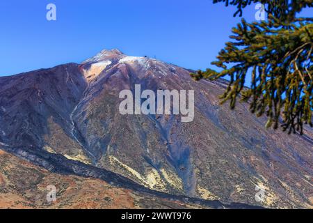 Il vulcano Teide sorge nel Parco Nazionale del Teide, un sito patrimonio dell'umanità dell'UNESCO. Isole Canarie, Spagna. Foto Stock