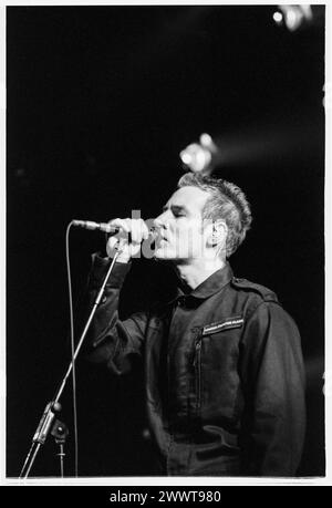 MASSIVE ATTACK, MEZZANINE TOUR, 1998: Robert del Naja (noto anche come 3D) of Massive Attack alla Cardiff International Arena CIA a Cardiff, Galles, Regno Unito il 7 dicembre 1998. La band è in tour con il loro terzo album "Mezzanine". Fotografia: Rob Watkins. INFO: Massive Attack, un collettivo di trip-hop britannico formato a Bristol nel 1988, ha ridefinito la musica elettronica con i loro paesaggi sonori atmosferici e i testi socialmente consapevoli. Il loro stile che sfidava il genere fu un'influenza mondiale sulla scena musicale. Foto Stock